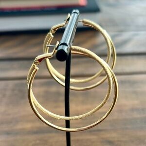 🌟 SALE $15 🌟 Vintage Double Hoop Gold Plated Textured Smooth Latch Back Earrings